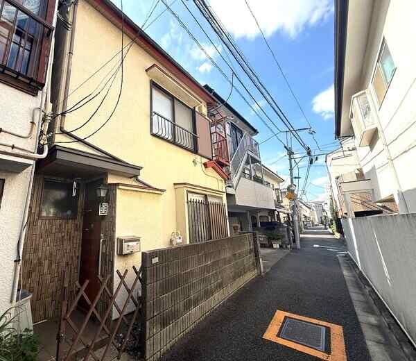 東側前面道路です