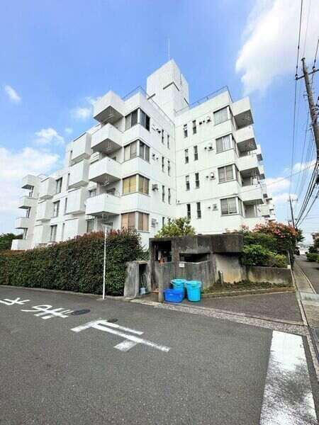 地上6階建、総戸数114戸のビッグコミュニティ。「神奈川県建築コンクール」受賞のマンションです。