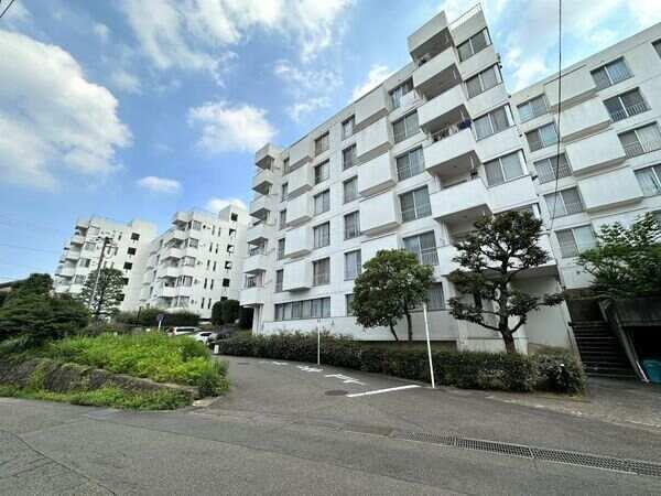 東急田園都市線「宮崎台」駅徒歩7分の立地です。複数のスーパーなど、買い物施設が徒歩圏内にございます。