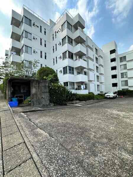 東急田園都市線「宮崎台」駅徒歩7分の立地です。複数のスーパーなど、買い物施設が徒歩圏内にございます。