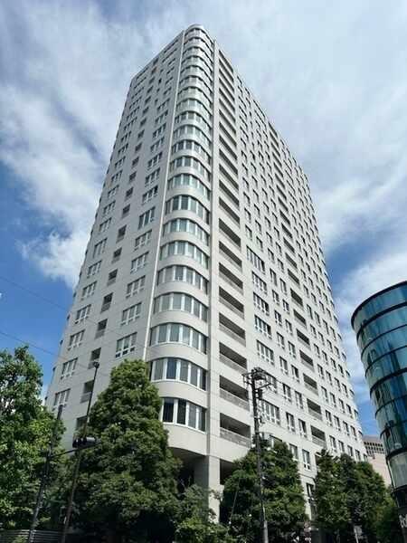 竹中工務店他施工、地上23階建タワーレジデンス。3駅4路線が利用できる、利便性の高い立地です。