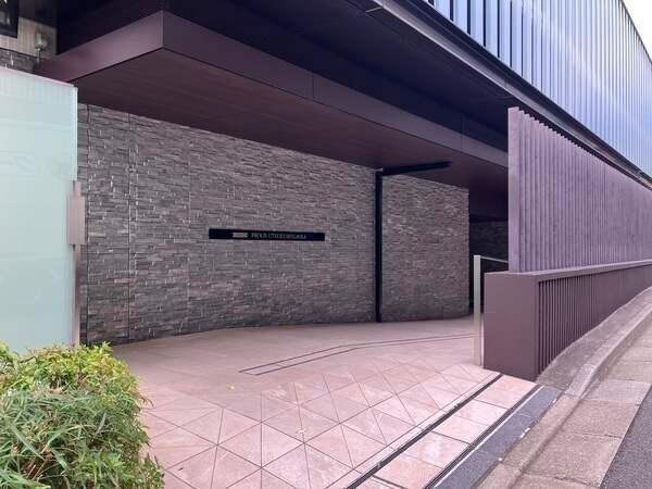 植栽が施された、ゆったりとしたアプローチが設けられています。スロープにつき出入りがスムーズです。