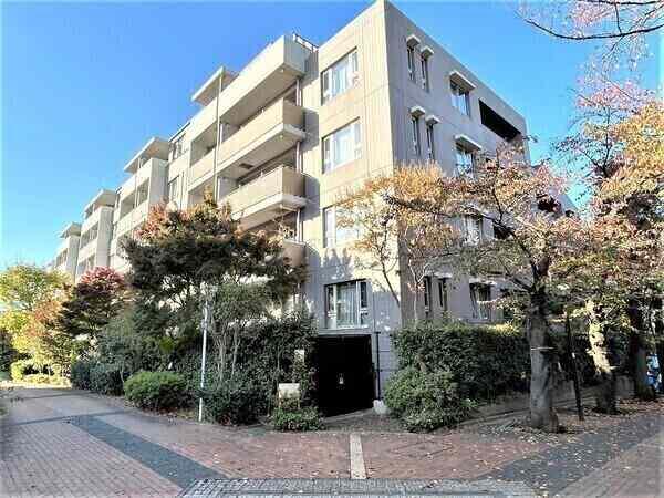小田急線「千歳船橋」駅まで徒歩5分。買物・教育施設が徒歩圏内に充実、子育て世帯にお勧めの住環境です。