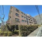 複数路線が利用できる便利な立地と専用庭が魅力の住まい。宅配ボックス等、便利な設備も利用可能です。