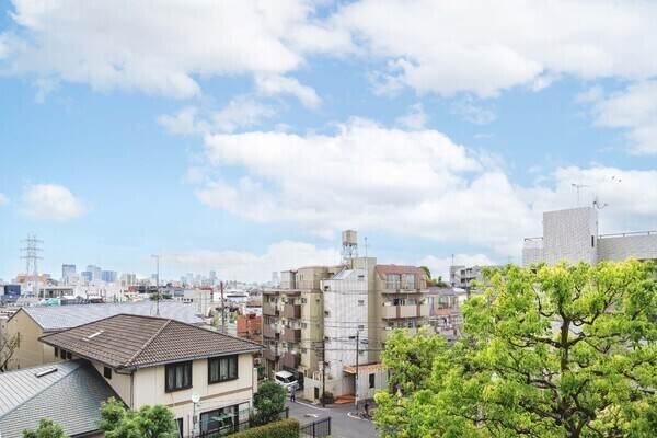 東急田園都市線「三軒茶屋」駅徒歩9分。スーパーやコンビニが徒歩圏内にある、便利な住環境です。