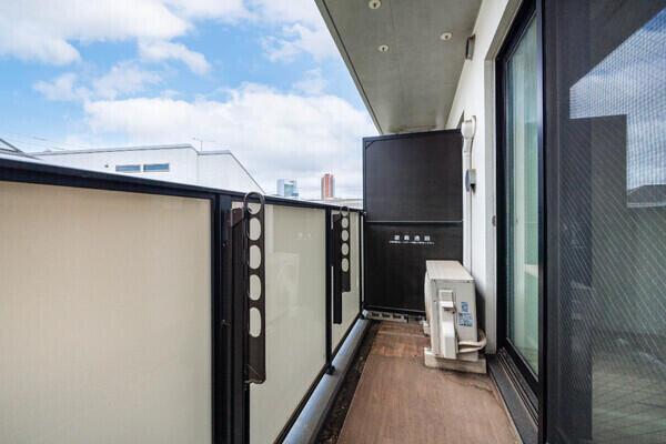 第一種低層住居専用地域内。3階建・2階部分、高い建物が視界や陽射しを遮らず、開放感のある眺望です。