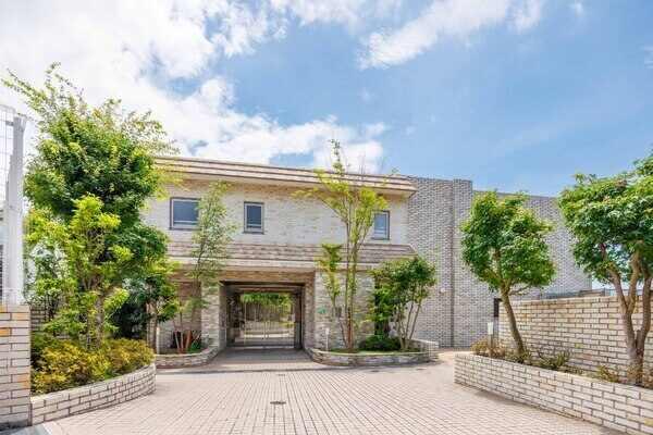 2016年9月築。東急田園都市線・JR南武線が徒歩圏内で利用可能。買物施設も身近に揃います。