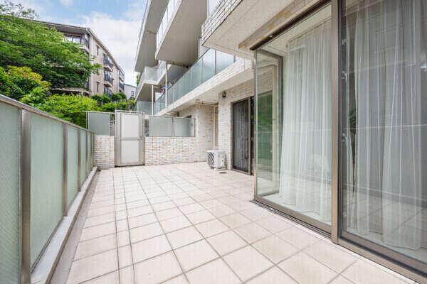 落ち着いた住環境の低層住居専用地域内。近くに高い建物が無く、晴れた日には広い青空が望めます。