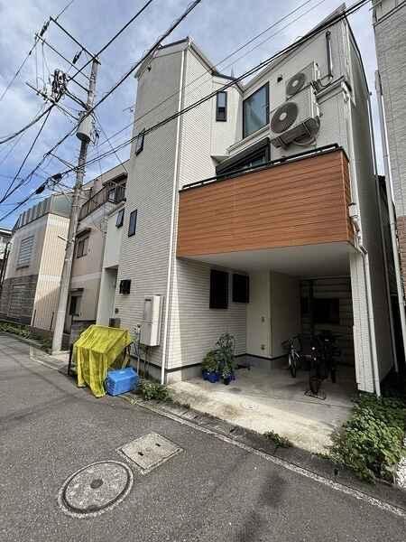 2017年9月築。屋上バルコニー有する地上3階建。車庫があり、お車1台を駐車可能です(車種による)。