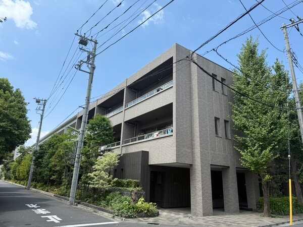 地上4階建3階部分。陽当り・通風良好な南東向きの住戸。食器洗乾燥機、浴室乾燥機など設備が豊富です。
