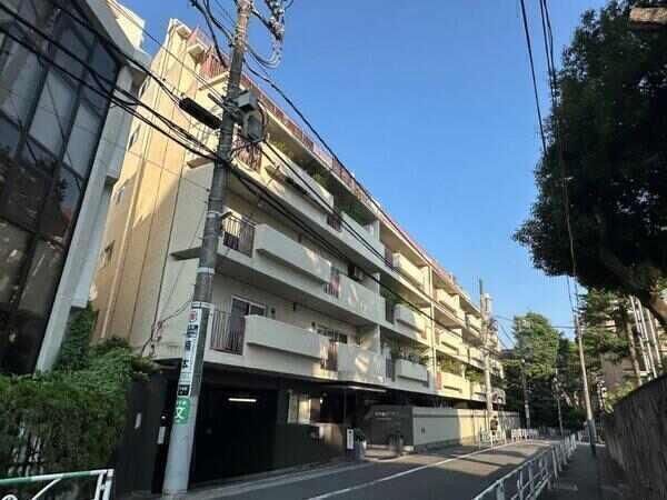 RC造、地上7階建の6階部分。山手線「渋谷」駅徒歩9分で、通勤やお出掛けに便利なロケーション。