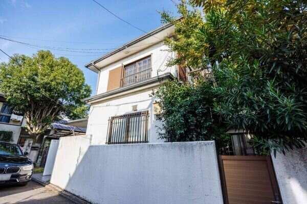 1978年11月築。開放的な西側接道・南向きに佇む木造2階建。陽当り・通風良好な住まいです。