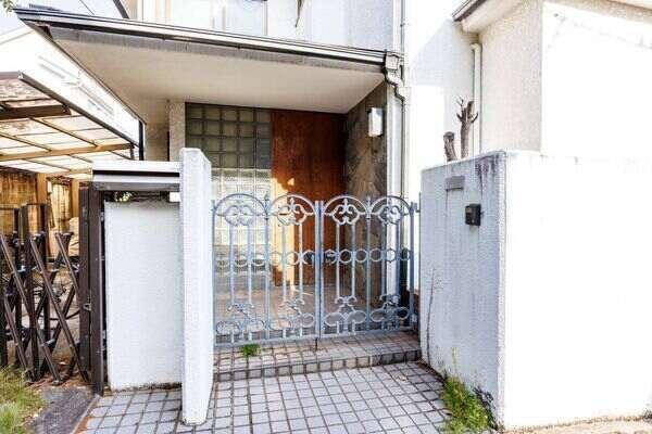 1978年11月築。開放的な西側接道・南向きに佇む木造2階建。陽当り・通風良好な住まいです。