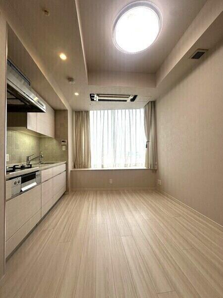 開放的な眺望とともに、光と風の恩恵を得られる17階住戸。晴れた日はバルコニーから青空を楽しめます。