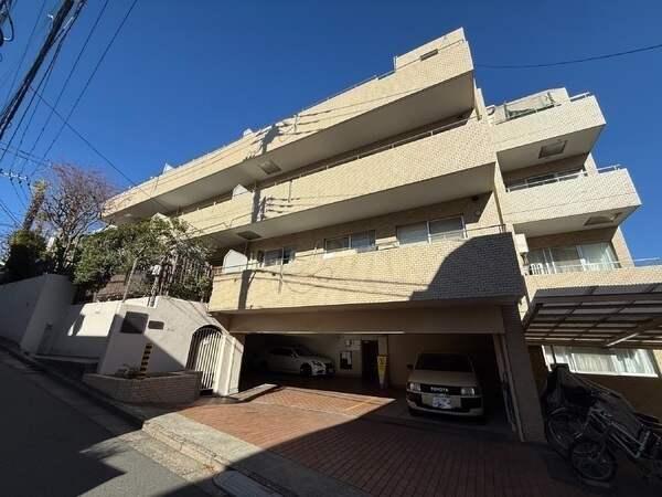 高低差を活かした立地のため、階段は2階部分から始まり、4階へも階段の上り下りの負担が少ないです。