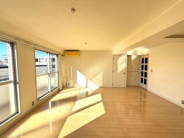 約16.7帖のLDK。リビング収納が設けられているため、生活感を抑えた暮らしが叶いそうです。