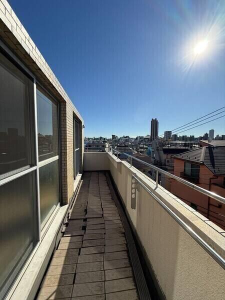 約16.7帖のLDK。リビング収納が設けられているため、生活感を抑えた暮らしが叶いそうです。