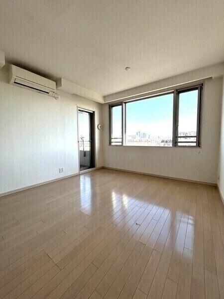 LDKは合計約13.8帖の広さ。北東・北西の2面開口、北西側のドアからバルコニーへ出入りが可能です。