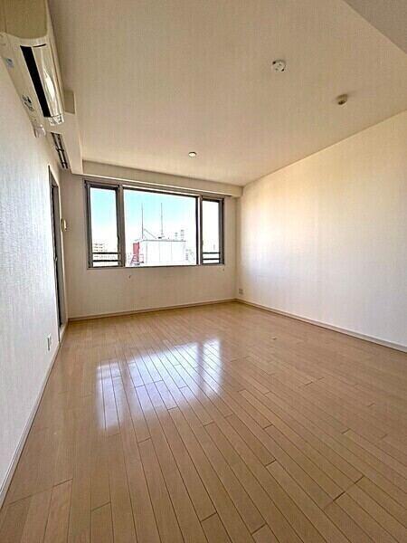 LDKは合計約13.8帖の広さ。北東・北西の2面開口、北西側のドアからバルコニーへ出入りが可能です。