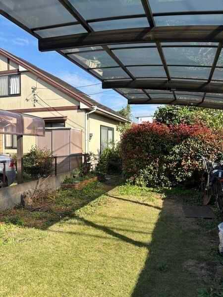 西側からの撮影（対象地：クリーム色の建物）