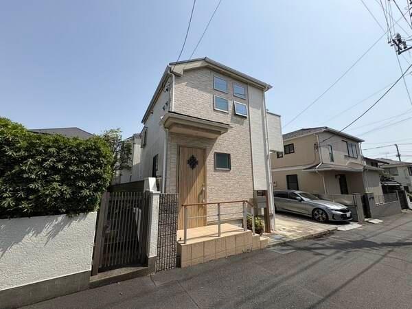 2017年1月築。南向きバルコニー付きの陽当り良好な2階建の住まい。JR中央線「国立」駅徒歩15分。