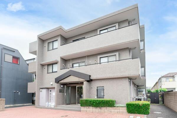 三菱地所グループ分譲マンション。JR中央線「三鷹」駅徒歩19分、最寄りのバス停まで徒歩2分の立地。