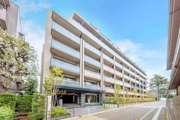 JR中央線・西武多摩川線「武蔵境」駅 まで徒歩9分。地上7階地下1階建・総82戸のマンションです。