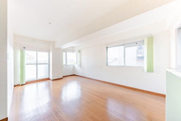 収納豊富なカップボード付いてます