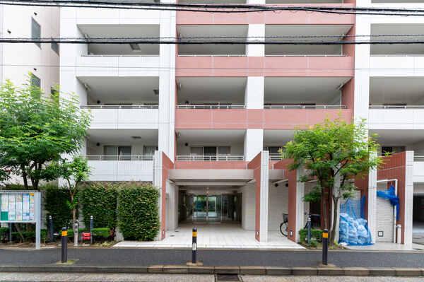 横浜市営地下鉄ブルーライン蒔田駅まで徒歩2分、京浜急行線南太田駅も徒歩12分で利用できます。