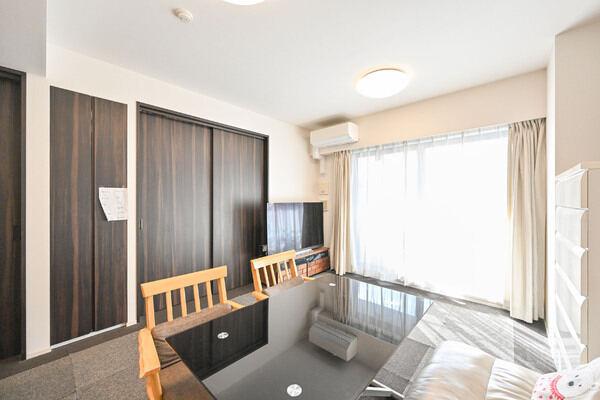 南西向きのLDは約11帖の広さ。床暖房が設置されています。※販売対象に家具・調度品は含まれません。