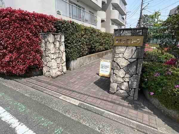 植栽で彩られたエントランス。コンビニ・スーパーが徒歩圏内で買い物がスムーズ。快適な暮らしを支えます。