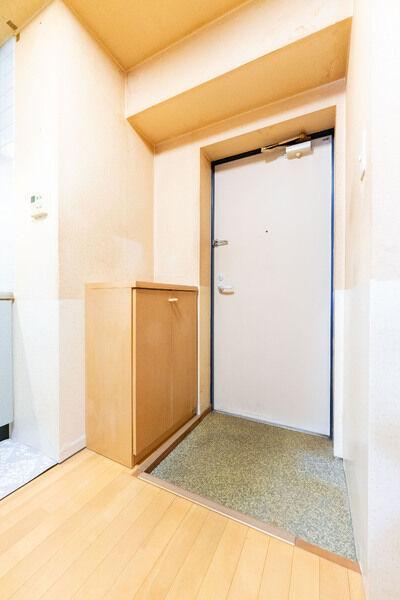 玄関には腰高の下足入が設けられています。棚上部分は小物などを飾って楽しむこともできそうです。