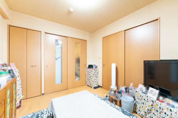 玄関には腰高の下足入が設けられています。棚上部分は小物などを飾って楽しむこともできそうです。