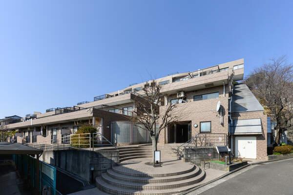 南傾斜の地形を利用したマンションです。