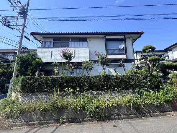 第一種低層住居専用地域内の閑静な住宅街に位置
