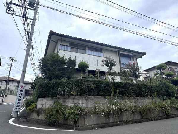 第一種低層住居専用地域内の閑静な住宅街に位置