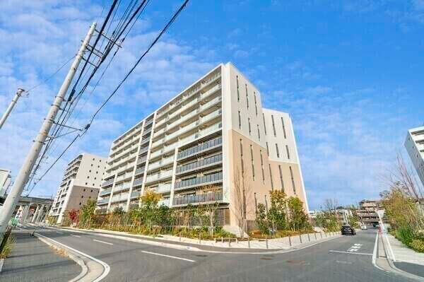 横浜市グリーンライン「川和町」駅までフラットなアプローチで徒歩3分。通勤やお買い物に便利な立地です。