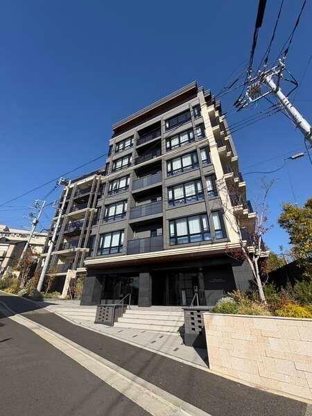 京浜急行線「黄金町」駅まで徒歩7分の立地。2025年2月築、大和地所レジデンス分譲の地上7階建。