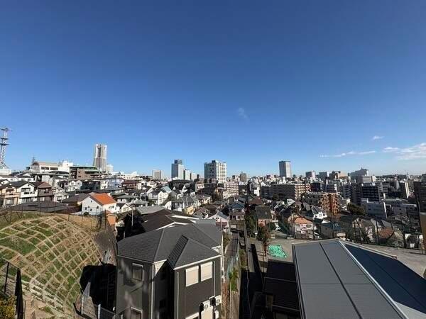 北東側の眺望。天候によりみなとみらいエリアを望めます。晴れた日には気持ちの良い青空も楽しめます。