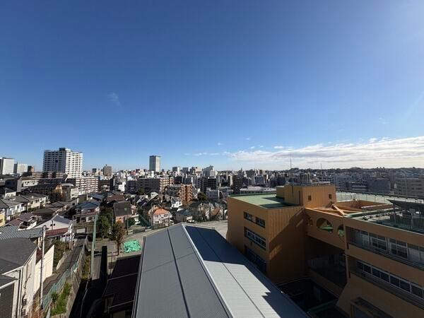 北東側の眺望。天候によりみなとみらいエリアを望めます。晴れた日には気持ちの良い青空も楽しめます。