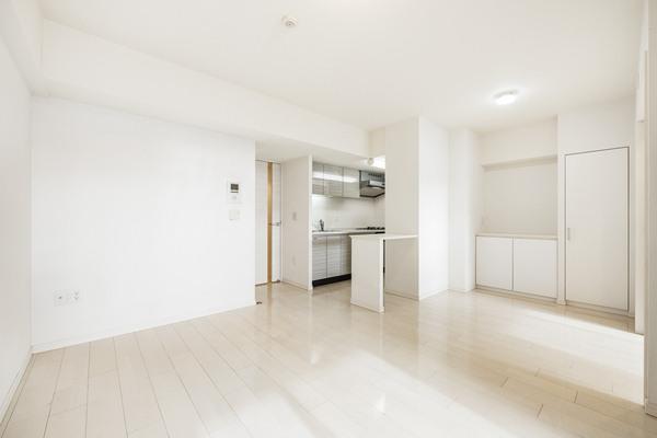 約10帖のリビングダイニングと約3帖のキッチン。陽光が差し込む明るい空間でお過ごしいただけます。