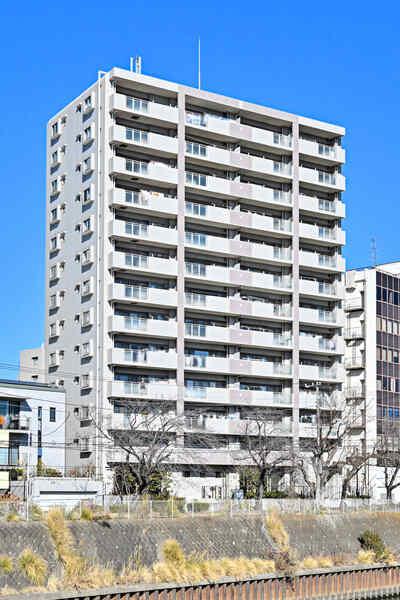 各線「藤沢」駅まで徒歩8分。2004年2月築、ペットと暮らせるマンションです(細則有り)。