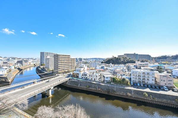 8階部分に所在、目の前に高い建物が無く眺望良好。お部屋から江の島や相模湾が望めます(天候による)。