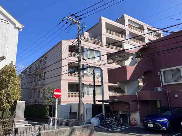 京浜急行線「弘明寺」駅、横浜市営地下鉄ブルーライン線「弘明寺」駅ともに徒歩10分で利用できます。