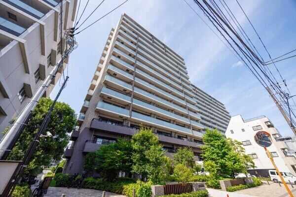 サブエントランス側。駐車場をご利用の方はこちらのエントランスからになります。