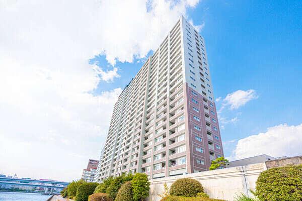 隅田川沿いに建つ地上24階建ての高層マンション（総戸数220世帯）
