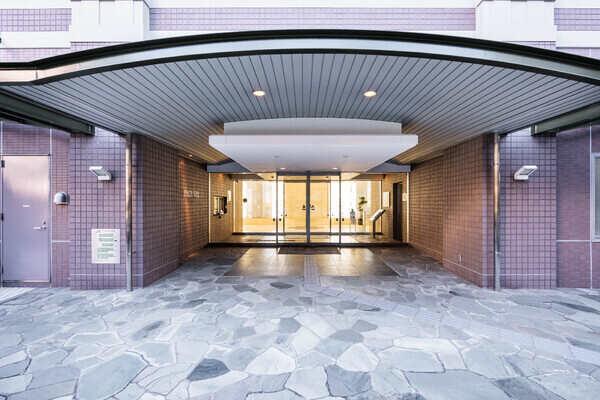 重厚感のある落ち着いたエントランス