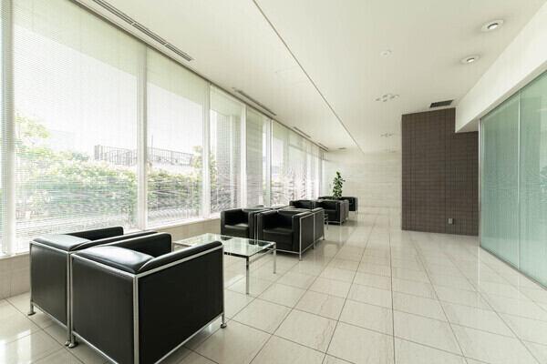 重厚感のある落ち着いたエントランス