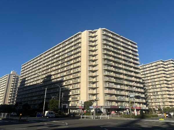 都営新宿線「東大島」駅徒歩約3分の好立地、1号棟・2号棟合計500戸超の大規模マンションです。