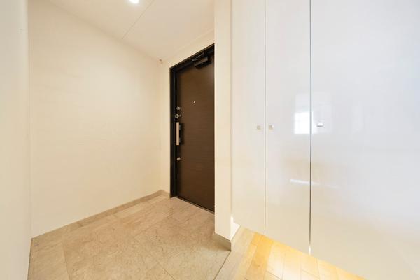 重厚感のある落ち着いたメインエントランス